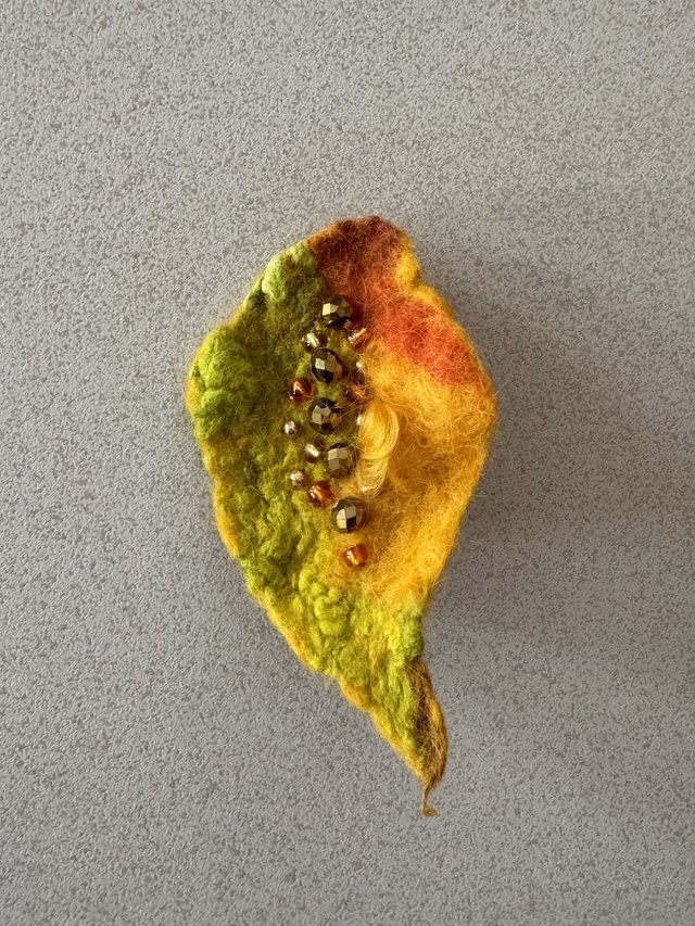 Handgefilzte Blatt-Brosche in leuchtenden Herbstfarben