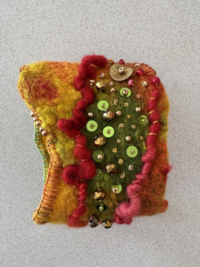 Handgefilztes Armband in kräftigen Herbsttönen, reich verziert (Ansicht 2)