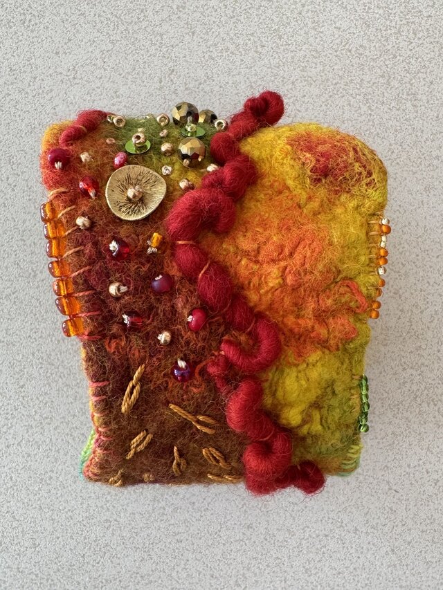 Handgefilztes Armband in kräftigen Herbsttönen, reich verziert (Ansicht 4)