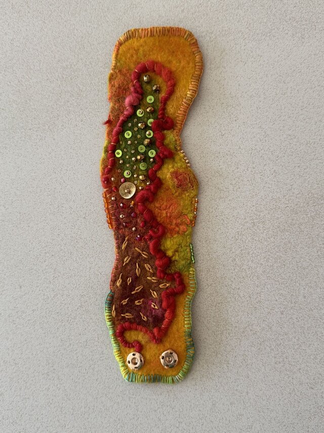 Handgefilztes Armband in kräftigen Herbsttönen, reich verziert (Ansicht 5)