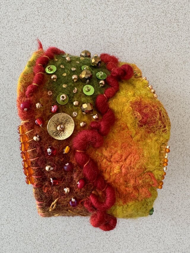 Handgefilztes Armband in kräftigen Herbsttönen, reich verziert