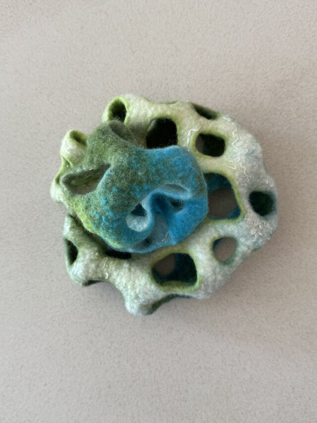 Große, skulpturale Statement-Brosche in Türkis, Grün und Naturweiß