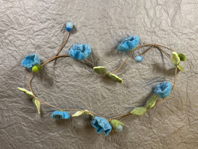 Florale Filzkette mit Blüten und Blättern, über den Kopf zu tragen (Ansicht 2)