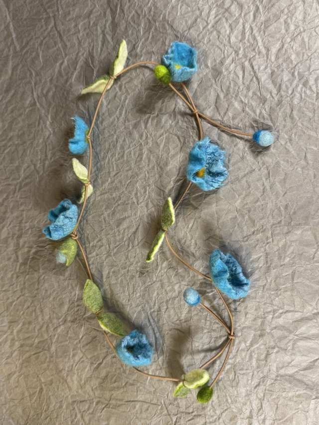 Florale Filzkette mit Blüten und Blättern, über den Kopf zu tragen (Ansicht 3)