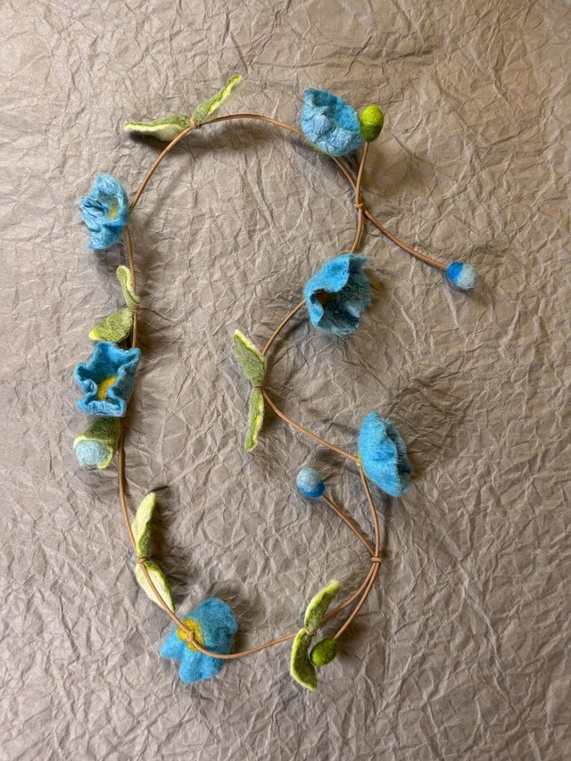 Florale Filzkette mit Blüten und Blättern, über den Kopf zu tragen (Ansicht 4)