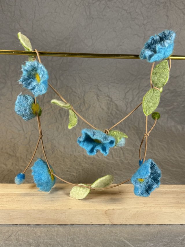 Florale Filzkette mit Blüten und Blättern, über den Kopf zu tragen