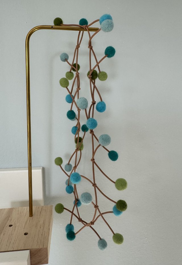 Handgefilzte Kette aus Filzkügelchen in Türkis und Grün, elastisch (Ansicht 2)