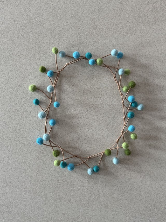 Handgefilzte Kette aus Filzkügelchen in Türkis und Grün, elastisch (Ansicht 3)