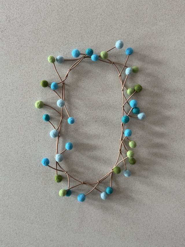 Handgefilzte Kette aus Filzkügelchen in Türkis und Grün, elastisch (Ansicht 4)