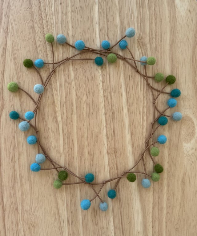 Handgefilzte Kette aus Filzkügelchen in Türkis und Grün, elastisch (Ansicht 5)