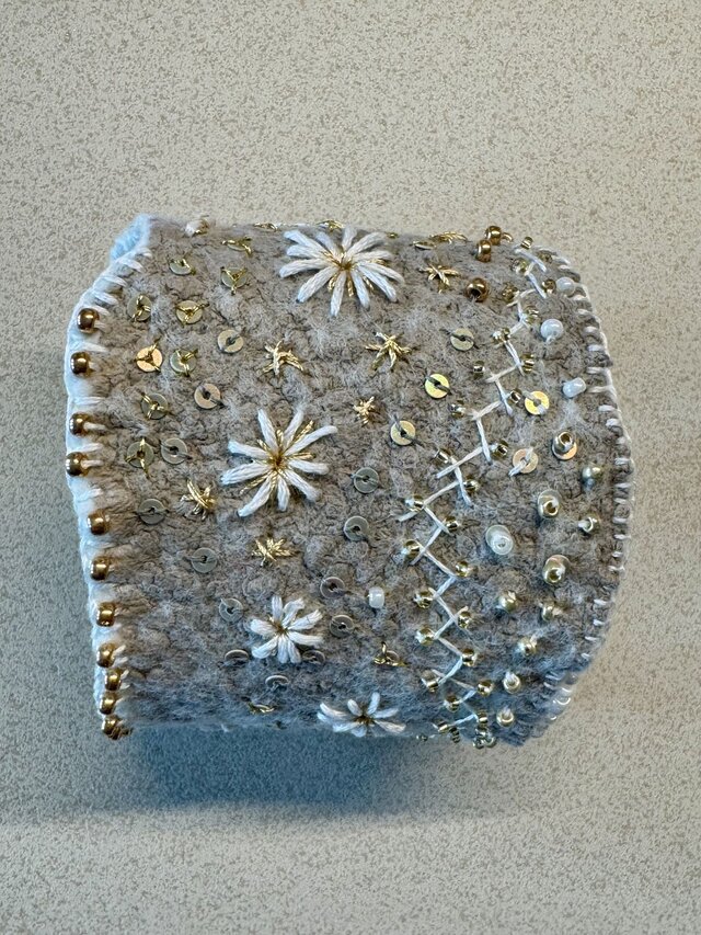 Handgefilztes Armband mit goldener Stickerei und Seidenfutter (Ansicht 2)