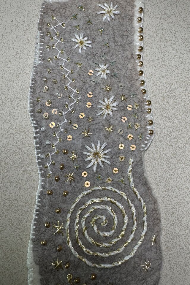 Handgefilztes Armband mit goldener Stickerei und Seidenfutter (Ansicht 5)