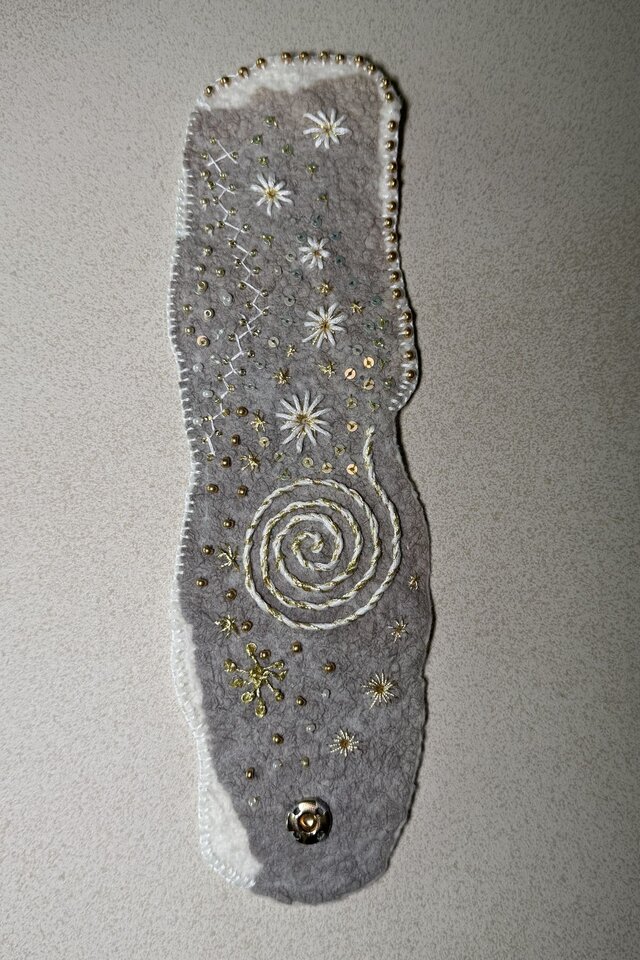 Handgefilztes Armband mit goldener Stickerei und Seidenfutter (Ansicht 7)