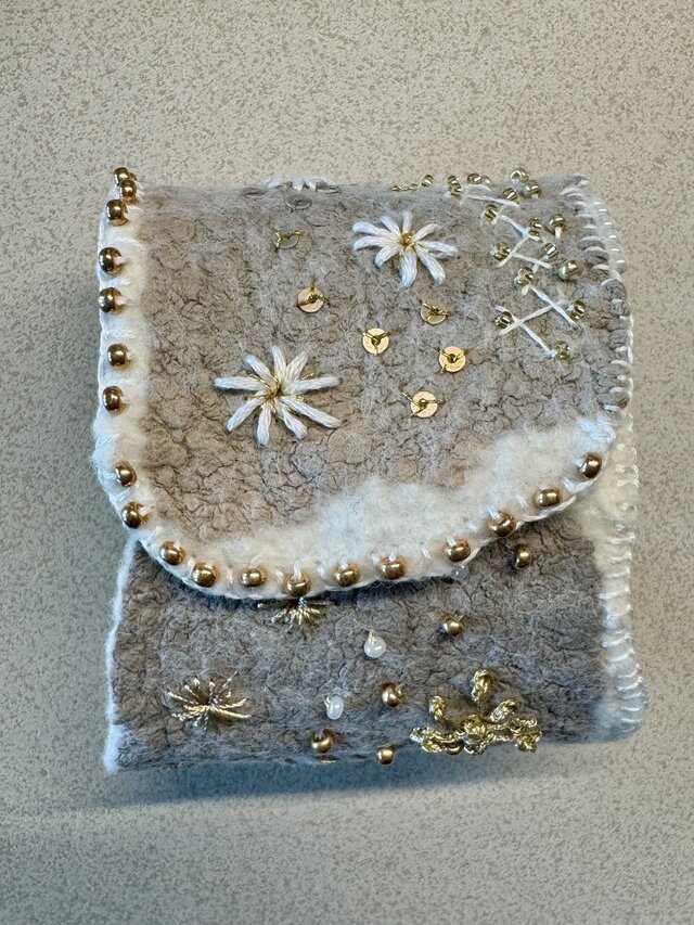 Handgefilztes Armband mit goldener Stickerei und Seidenfutter